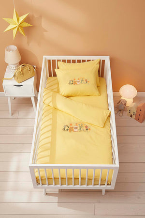 Sarı Nakış Detaylı %100 Pamuklu Bebek Nevresim Takımı