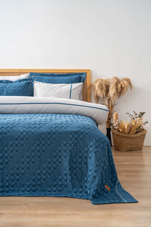 Helen Petrol Mavi Çift Kişilik Nevresimli Yatak Örtüsü - 7 Parça Çeyiz Seti