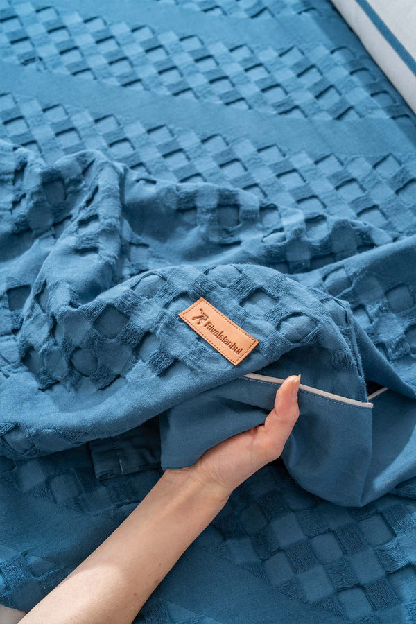 Helen Petrol Mavi Çift Kişilik Nevresimli Yatak Örtüsü - 7 Parça Çeyiz Seti