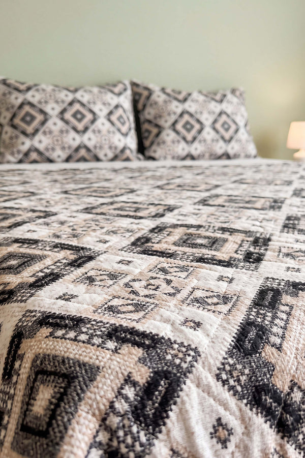 Nomad Geometrik Çift Kişilik Kapitone Pike & Çok Amaçlı Yatak Örtüsü - 3 Parça
