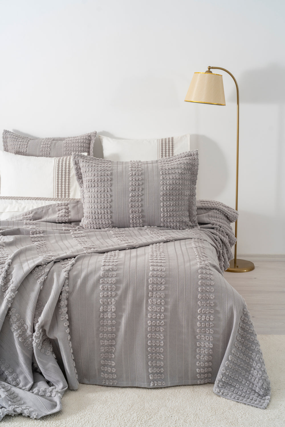 Maisa Gri Nakışlı Çift Kişilik Nevresimli Pike Seti - 7 Parça Çeyiz Seti