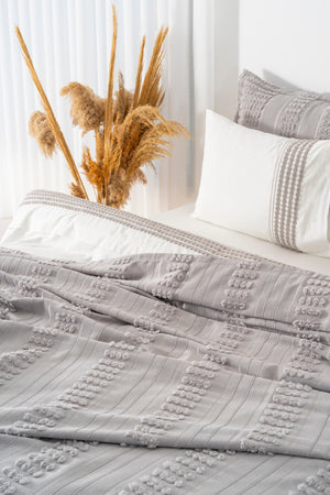 Maisa Gri Nakışlı Çift Kişilik Nevresimli Pike Seti - 7 Parça Çeyiz Seti