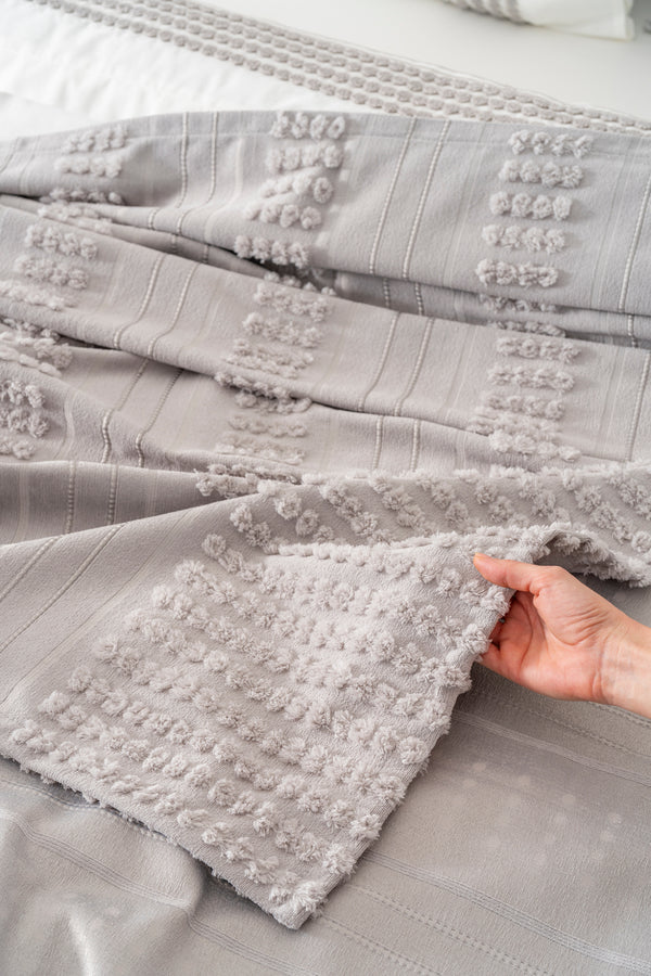 Maisa Gri Nakışlı Çift Kişilik Nevresimli Pike Seti - 7 Parça Çeyiz Seti