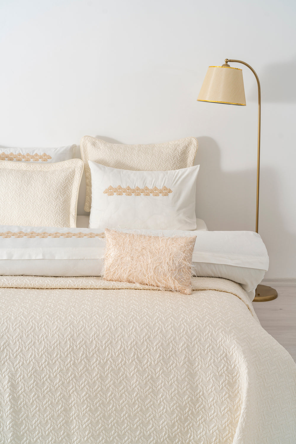 Parla Ekru Nakışlı Çift Kişilik Nevresimli Pike Seti - 8 Parça Çeyiz Seti