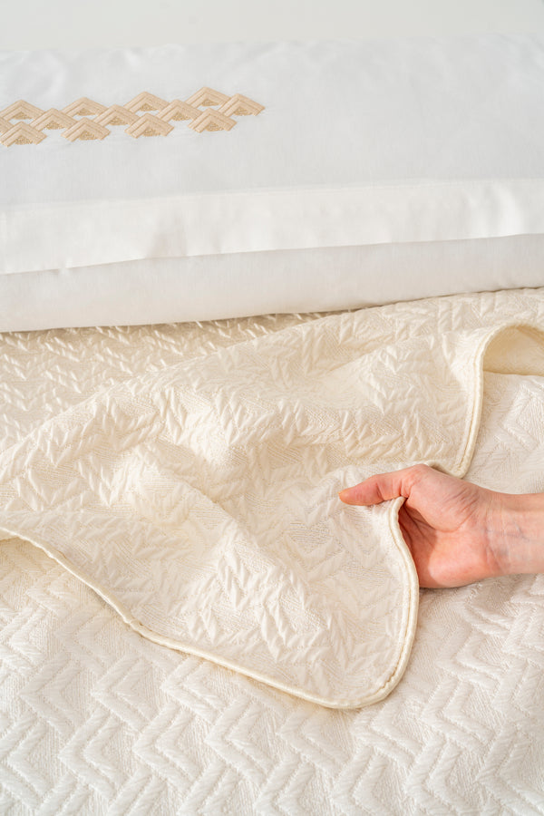 Parla Ekru Nakışlı Çift Kişilik Nevresimli Pike Seti - 8 Parça Çeyiz Seti