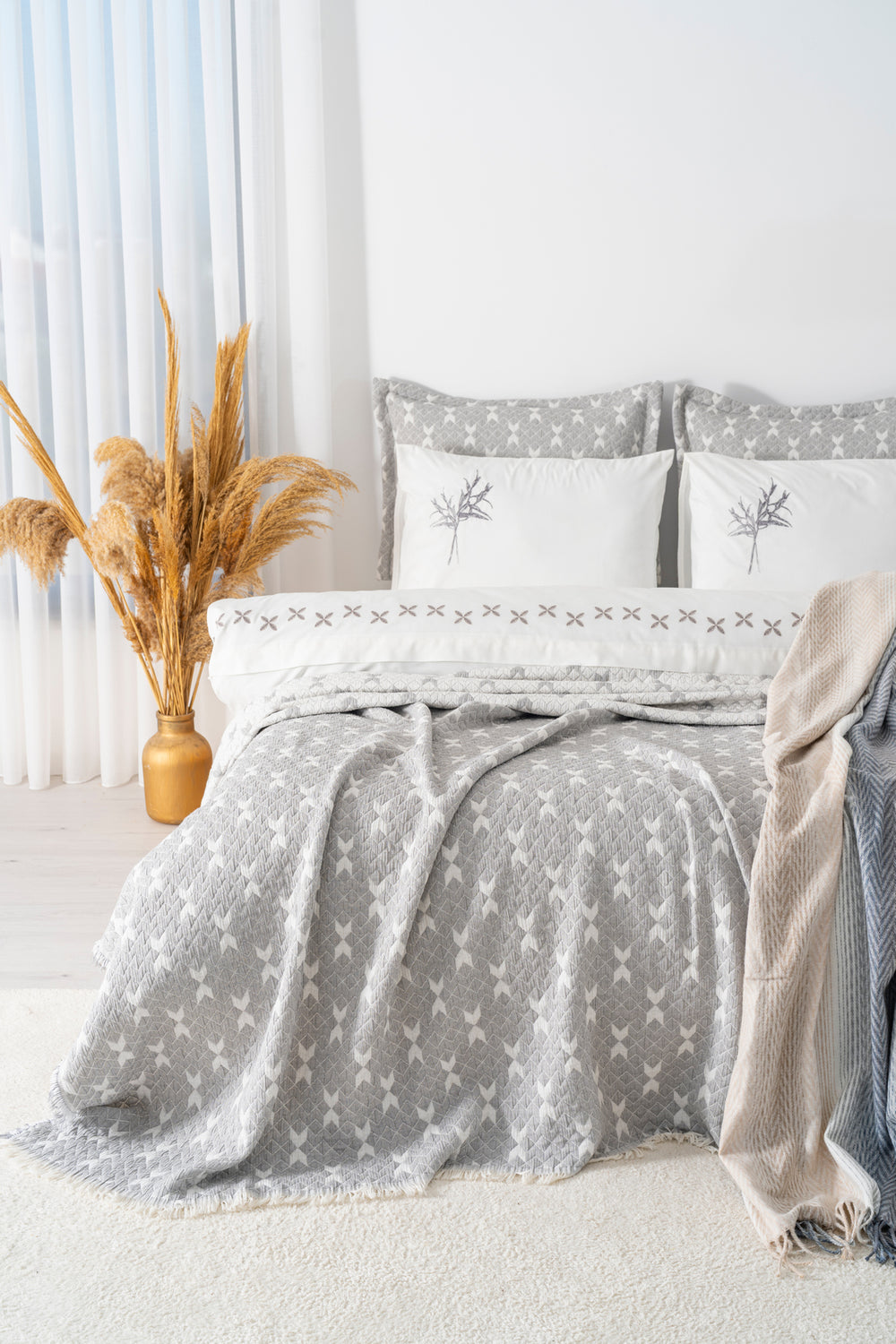 Mode Gri Nakışlı Çift Kişilik Nevresimli Battaniye Seti - 8 Parça Çeyiz Seti