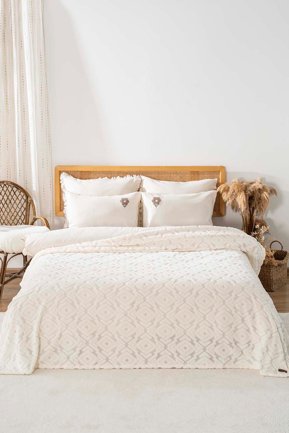 Antony Jakarlı Raşel İskandinav Outlet Çift Kişilik Punch Yatak Örtüsü