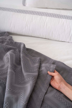 Noemi Gri Çift Kişilik %100 Pamuklu Nevresimli Yatak Örtüsü - 7 Parça Çeyiz Seti