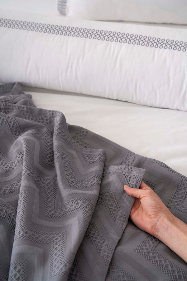 Noemi Gri Çift Kişilik %100 Pamuklu Nevresimli Yatak Örtüsü - 7 Parça Çeyiz Seti