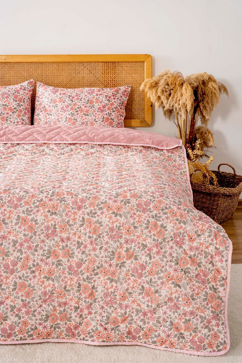 Pembe Bahar Çift Kişilik Outlet Pamuklu Kapitone Pike & Çok Amaçlı Yatak Örtüsü