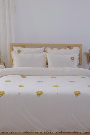 Florita Sarı Çift Kişilik %100 Pamuklu Nakışlı Nevresim Takımı - 6 Parça Çeyiz Seti