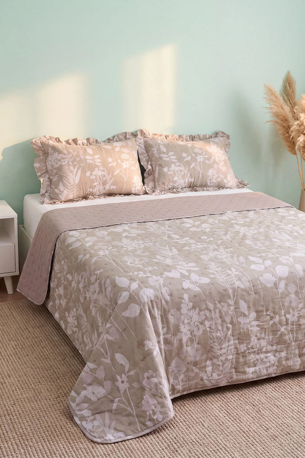 Sade Çiçekler Breeze Çift Kişilik Yatak Örtüsü Seti – 3 Parça