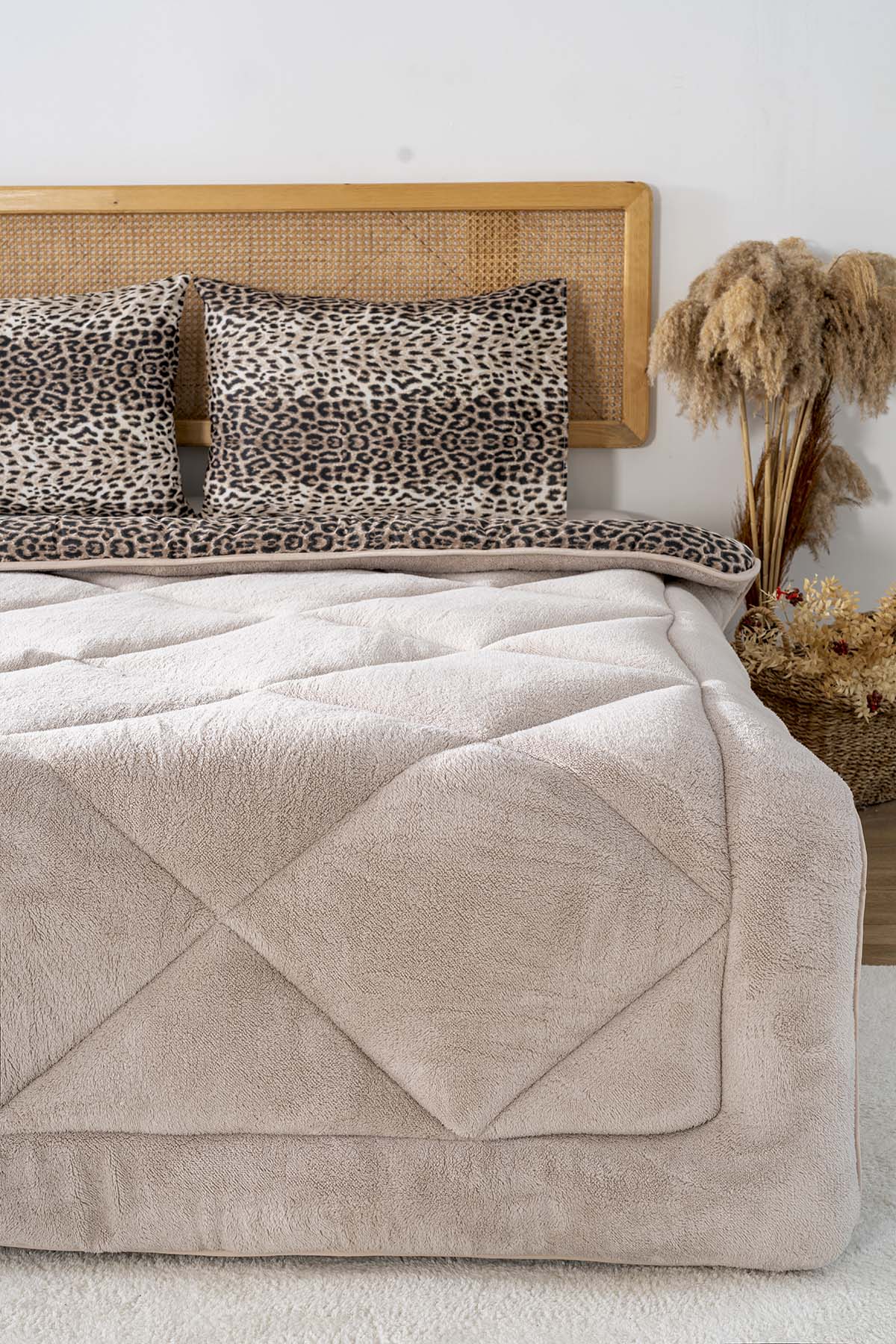 【euw】nuance quilting tulle outer / beige Bej Leopar Loura Çift Kişilik Çift Taraflı Lüx Wellsoft Yorgan Seti 19